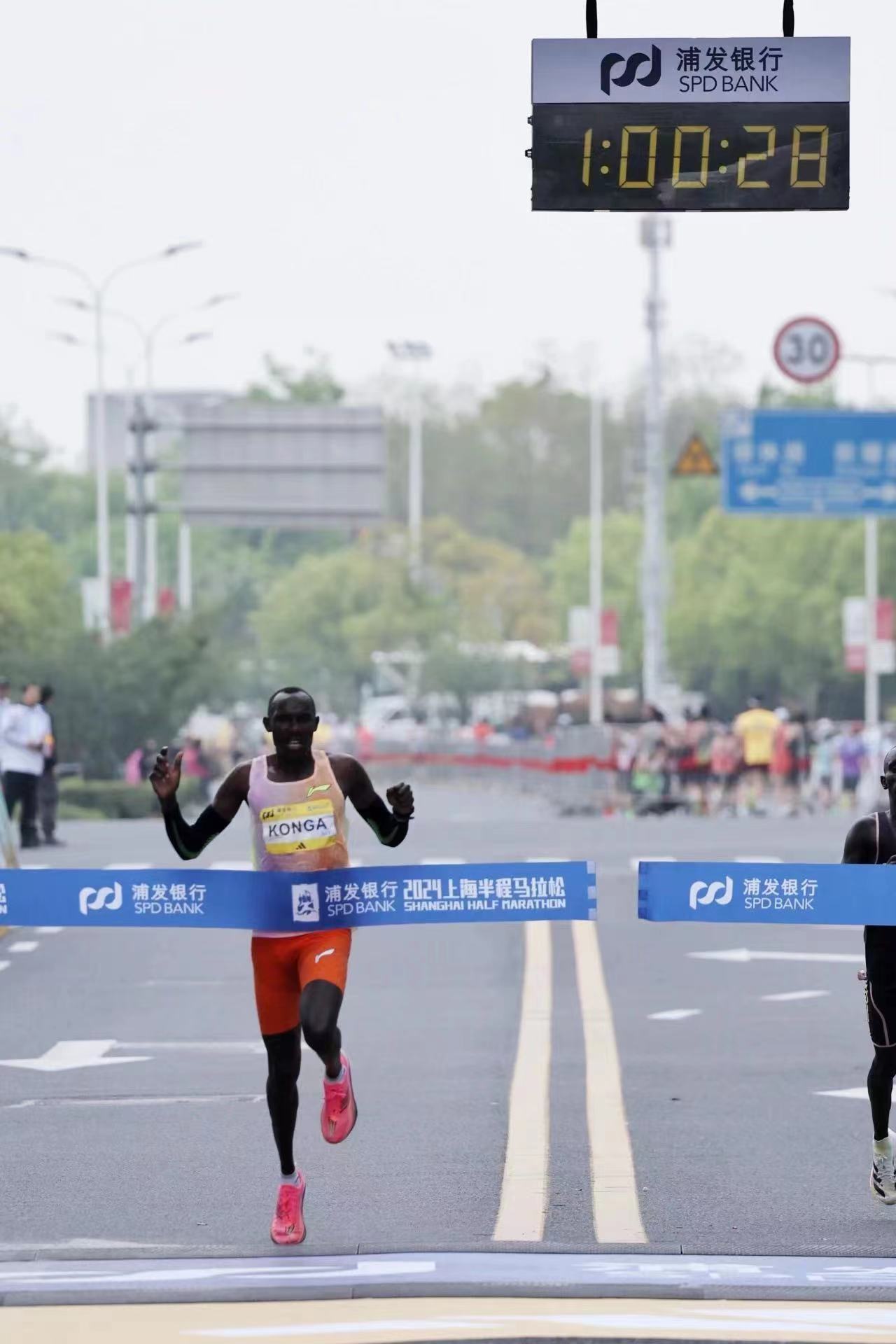 2024浦发银行上海半程马拉松开跑 男女赛会纪录双双被打破 (3).jpg