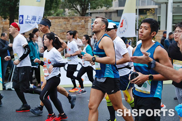 上海银行·2019上海杨浦新江湾城国际半程马拉松在杨浦尚浦中心鸣枪开跑。4500余名跑者共同体验了这一颇具杨浦人文文化特色的路跑赛事
