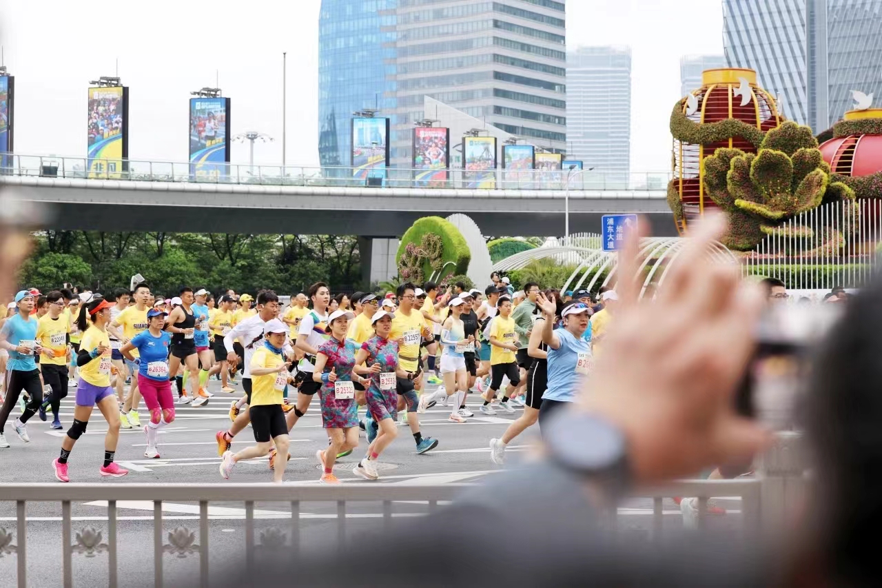 2024浦发银行上海半程马拉松开跑 男女赛会纪录双双被打破 (13).jpg