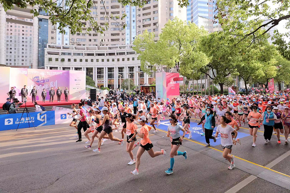 2021上海女子半程马拉松赛顺利开跑