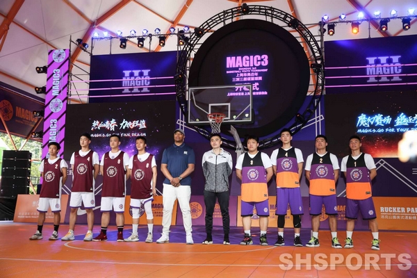 前NBA球星卡隆·巴特勒带领的上海中学国际队和上海男篮球员罗汉琛挂帅的交大附中队展开了精彩的揭幕战对决