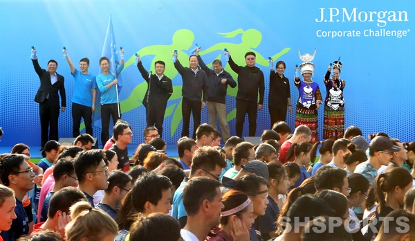 市体育局党委书记、局长、上海市体育总会主席徐彬宣布第八届摩根大通企业竞跑赛上海站比赛开始
