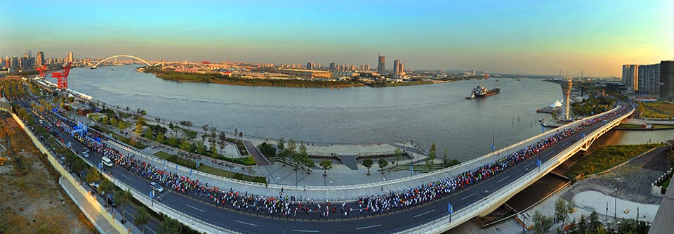 一等奖  10月18日，来自沪上225家企业六千余名员工，在上海徐汇滨江龙腾大道参加摩根大通企业竞跑赛。曹海根 摄