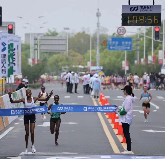 2024浦发银行上海半程马拉松开跑 男女赛会纪录双双被打破 (4).jpg