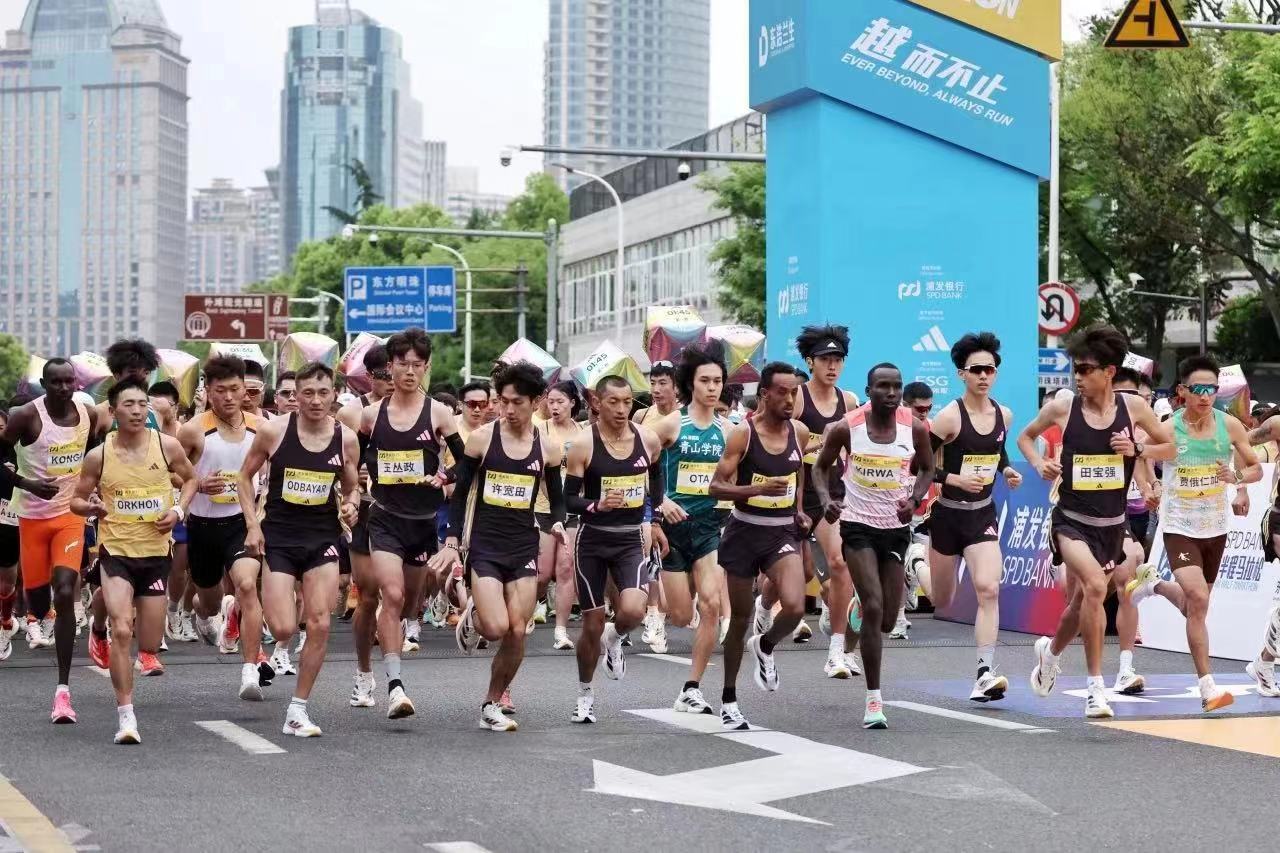 2024浦发银行上海半程马拉松开跑 男女赛会纪录双双被打破 (12).jpg