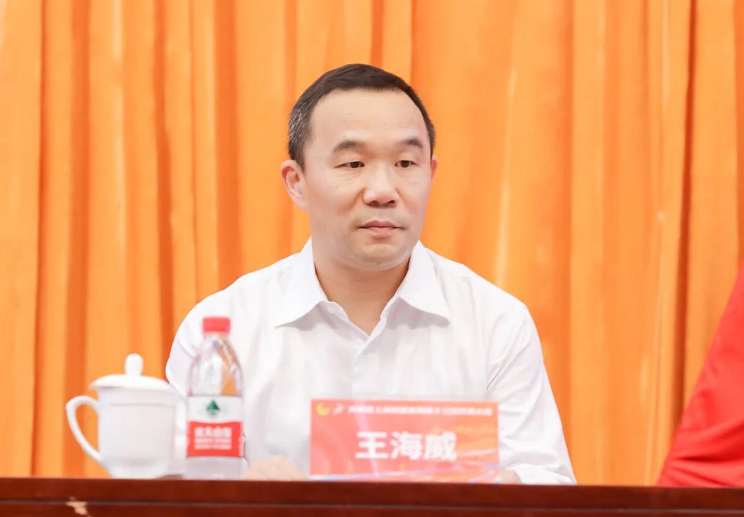 市竞技体育训练管理中心党委书记王海威出席会议