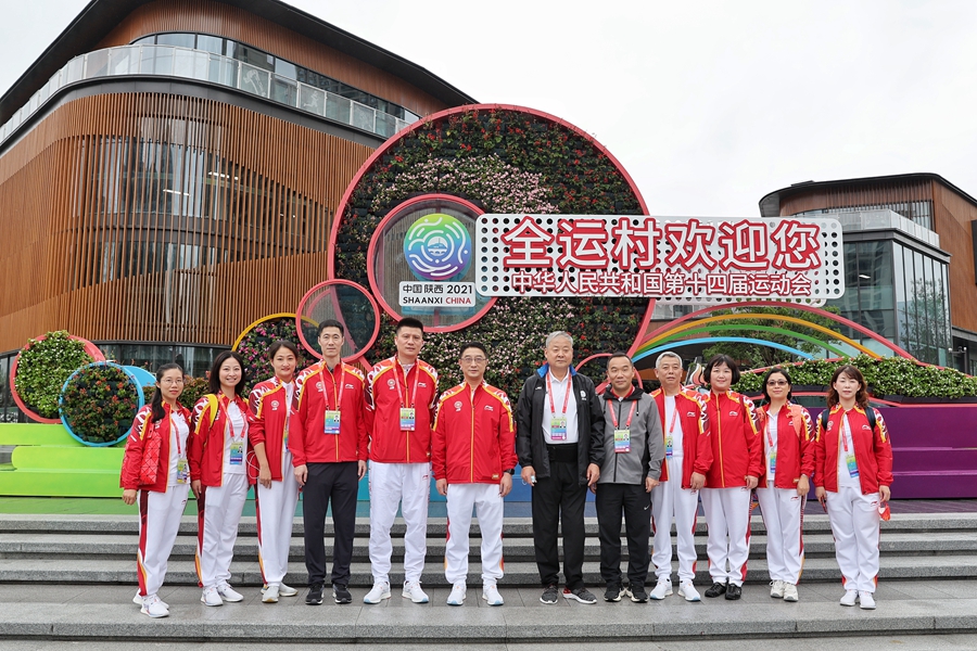 市体育局领导看望上海全运健儿和新闻工作者.jpg