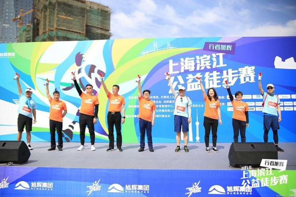 团市委书记王宇与市体育局副巡视员杨培刚为赛事鸣枪发令。