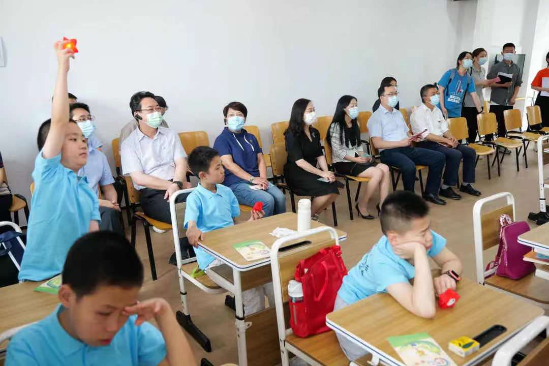 “奔跑吧·少年” 2021年上海市小学生爱心暑托班体育配送启动.jpg