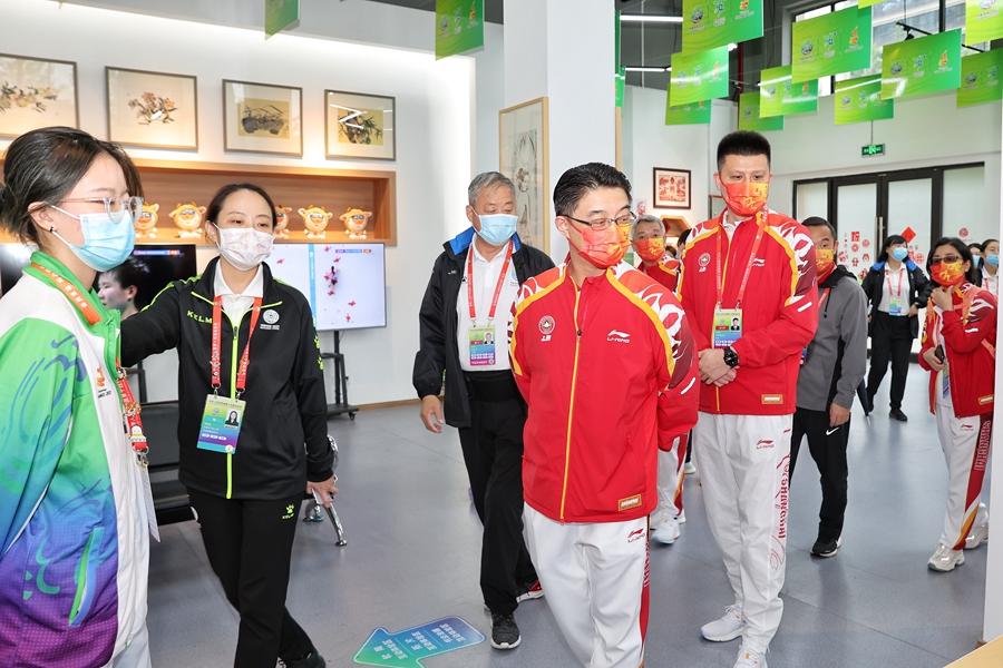 市体育局领导看望上海全运健儿和新闻工作者.jpg