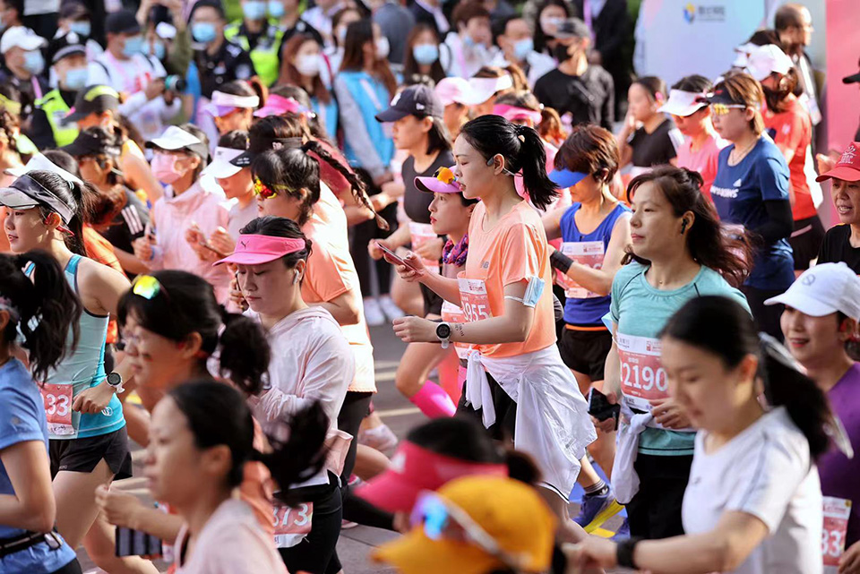 2021上海女子半程马拉松赛顺利开跑