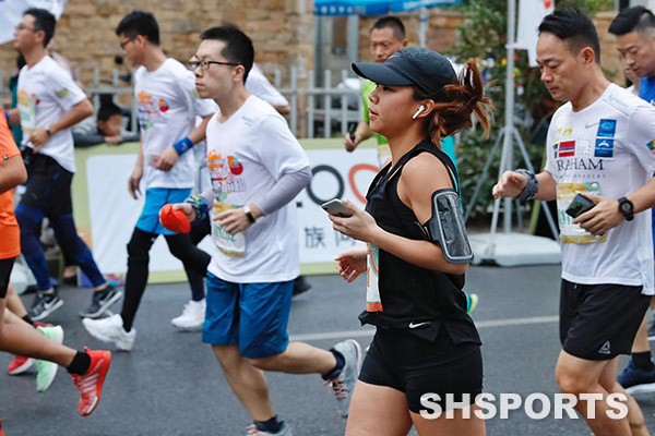 上海银行·2019上海杨浦新江湾城国际半程马拉松在杨浦尚浦中心鸣枪开跑。4500余名跑者共同体验了这一颇具杨浦人文文化特色的路跑赛事