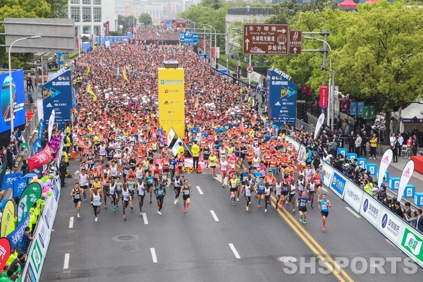 2019上海国际半程马拉松在浦东陆家嘴开跑