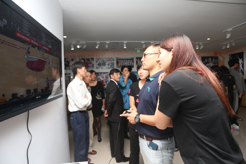 前来参观的市民在展览馆内玩互动游戏.jpg