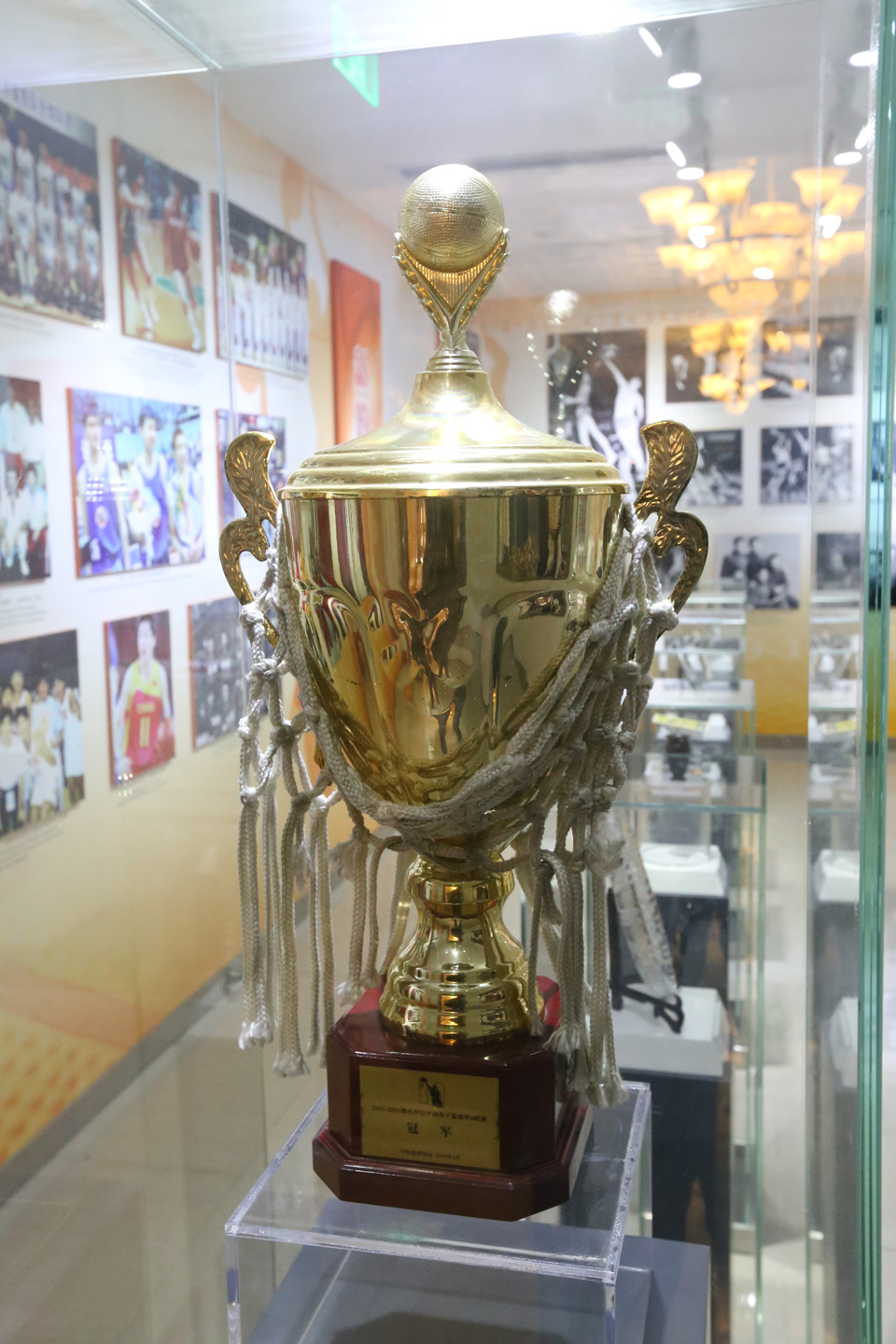 上海东方大鲨鱼男篮获得2002-2003CBA联赛冠军奖杯附件.jpg