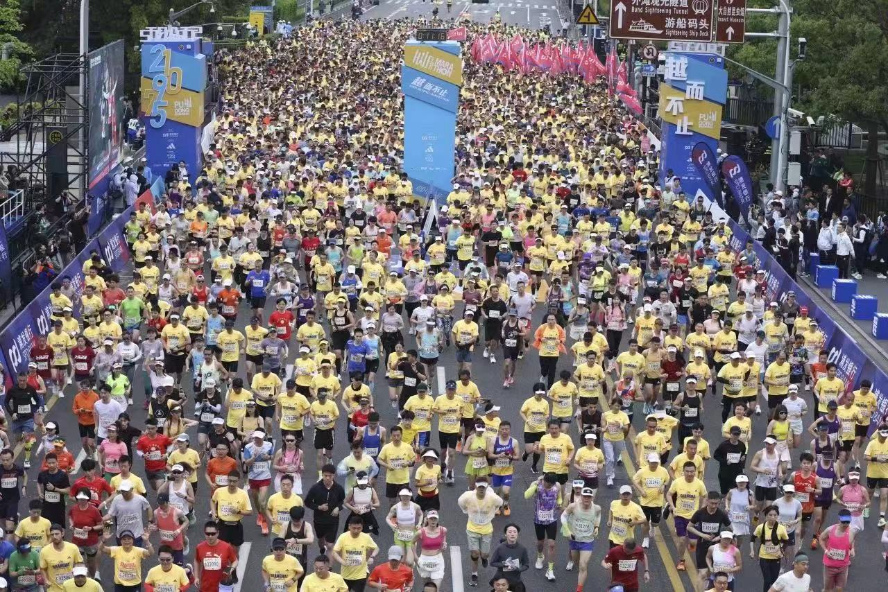 2024浦发银行上海半程马拉松开跑 男女赛会纪录双双被打破 (11).jpg