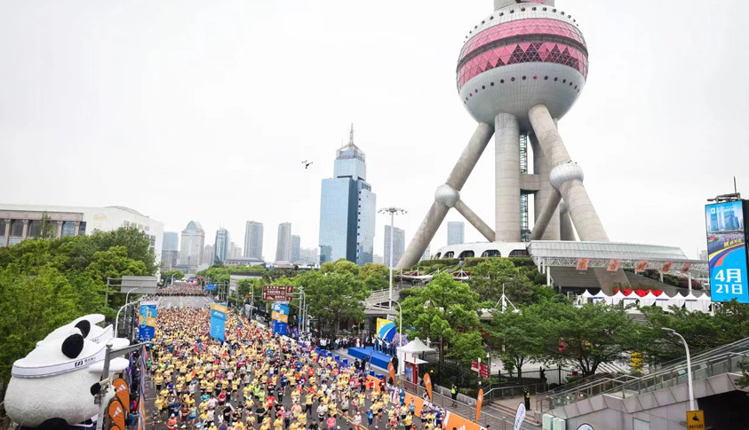 2024浦发银行上海半程马拉松开跑 男女赛会纪录双双被打破