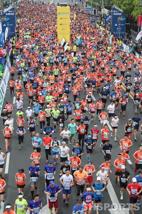 2019上海国际半程马拉松在浦东陆家嘴开跑