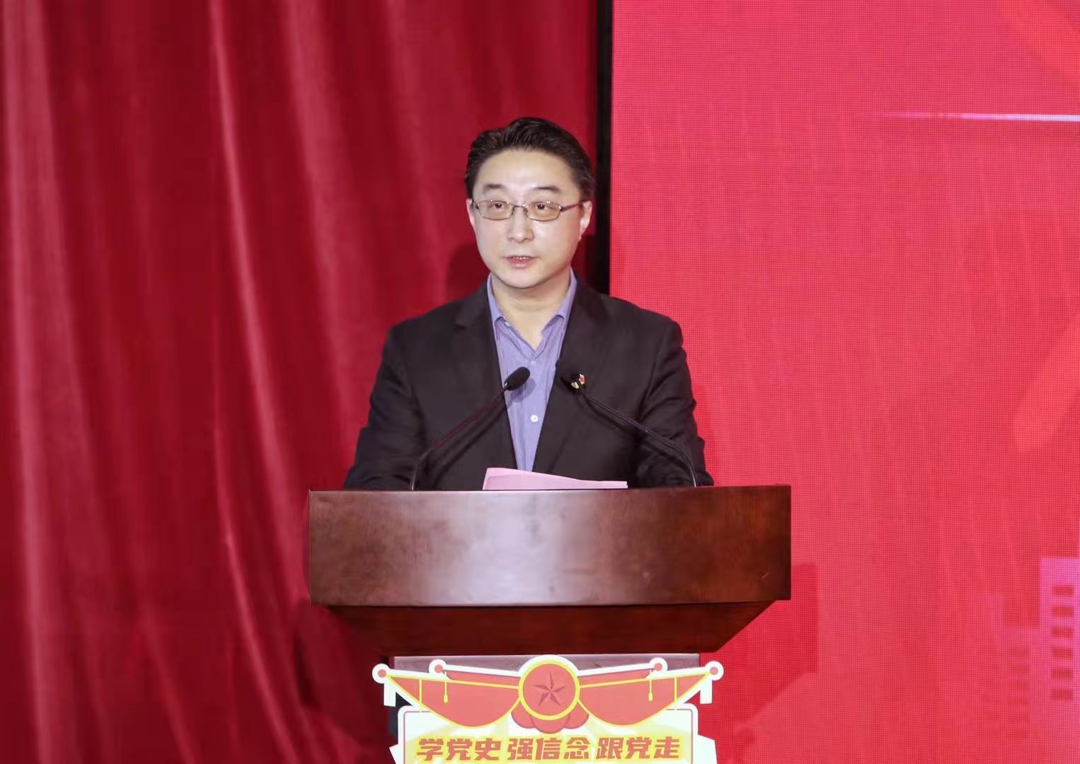 市体育局党组副书记、副局长陆檩代表市体育局党组对参演团员青年的精彩表现以及新团员的加入表示祝贺.jpg