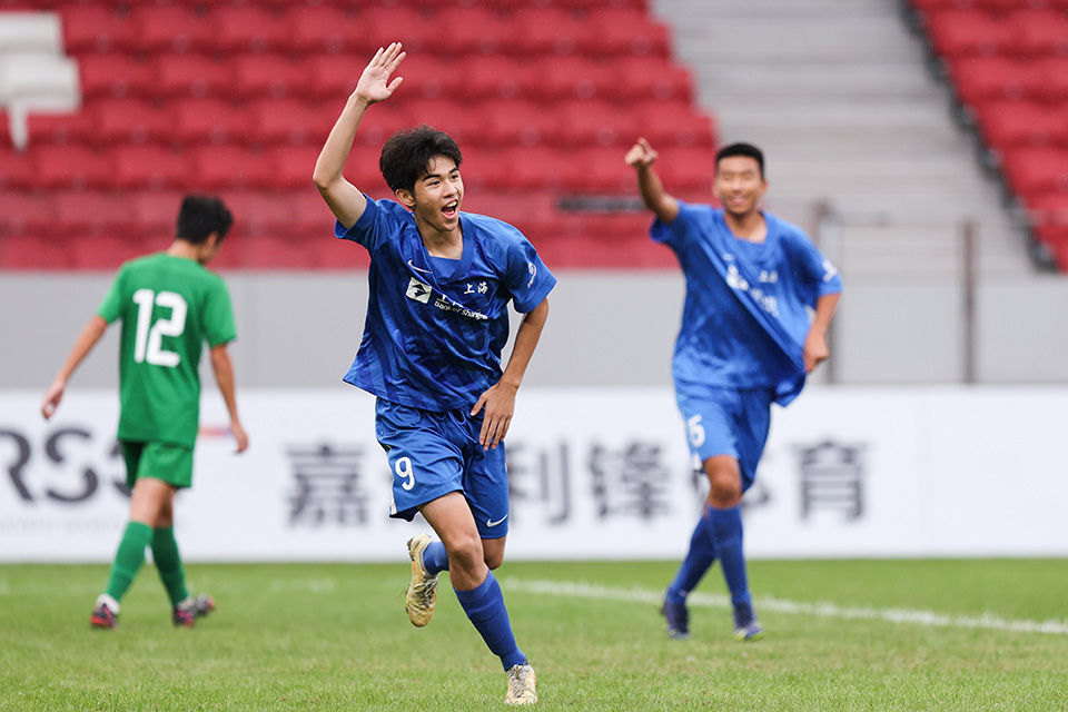 上海U15蓝队夺冠捧杯 首届上海明日之星冠军杯落幕 (2).jpg
