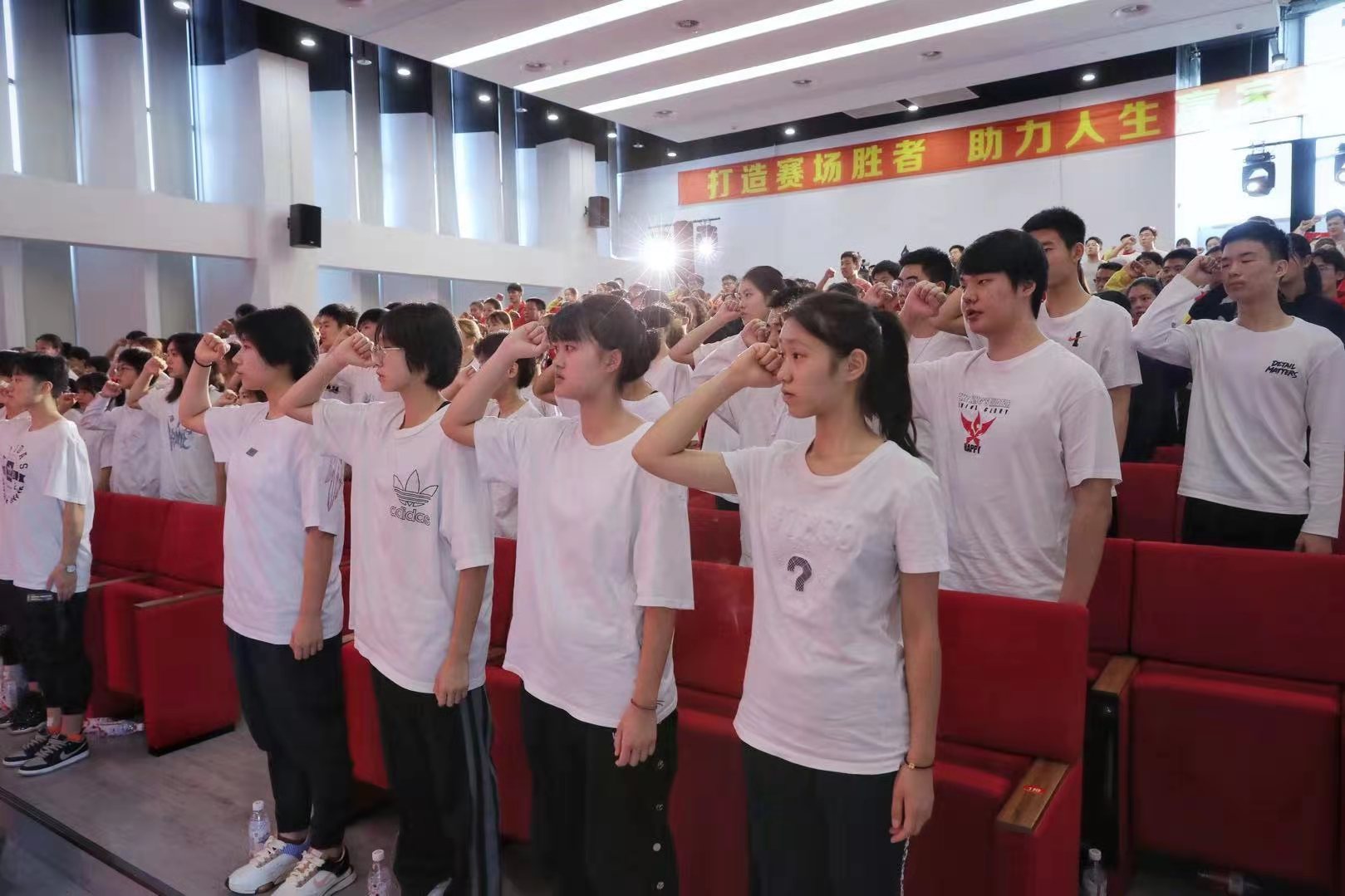 市体育局系统五四主题微团课展演暨新团员入团宣誓仪式举行.jpg