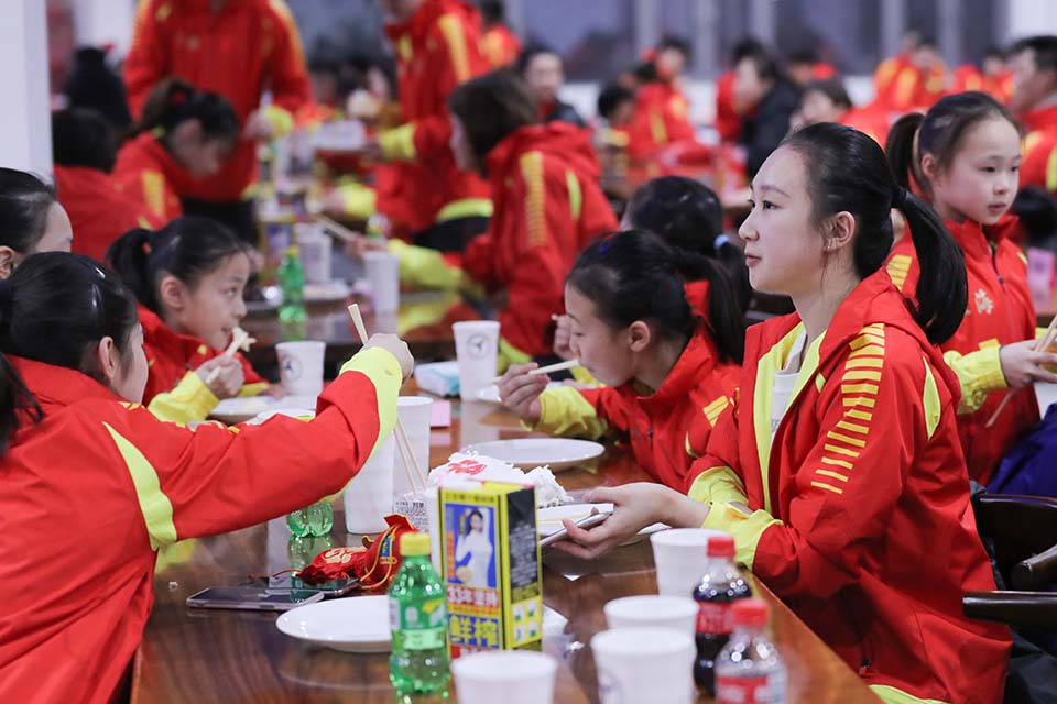 同吃年夜饭 共拜金牛年 2021年上海运动队贺新春活动举行.jpg