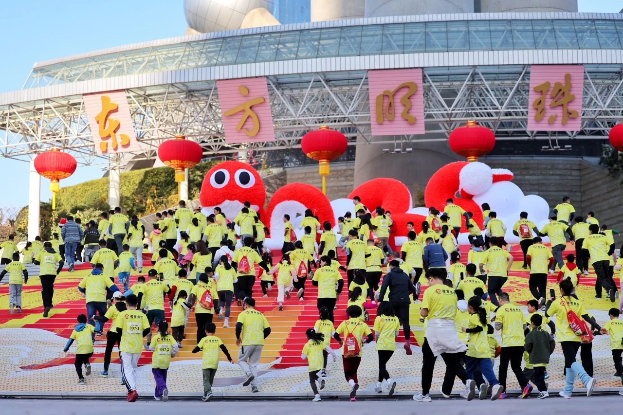 上海市民东方明珠元旦登高祝福跑举行17.jpg