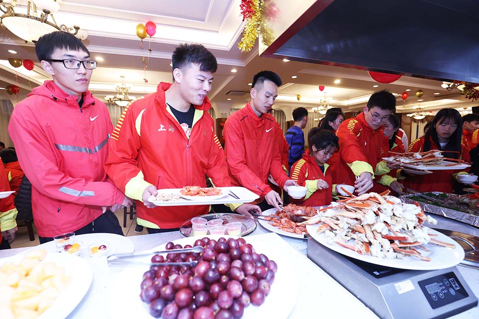 同吃年夜饭 共拜金牛年 2021年上海运动队贺新春活动举行.JPG