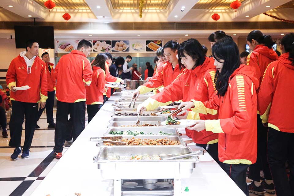 同吃年夜饭 共拜金牛年 2021年上海运动队贺新春活动举行.jpg