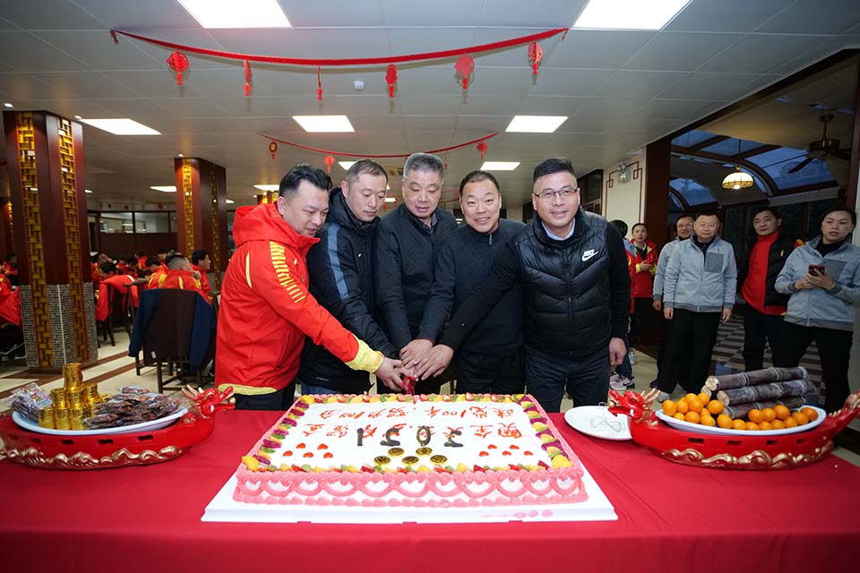 同吃年夜饭 共拜金牛年 2021年上海运动队贺新春活动举行.JPG
