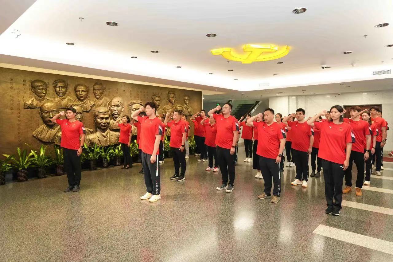 国家游泳队集体参观中共一大纪念馆和上海体育博物馆4.jpg