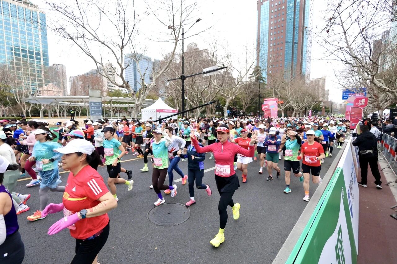 不负春光 美“砺”绽放 2026上海女子半程马拉松鸣枪起跑 (5).jpg