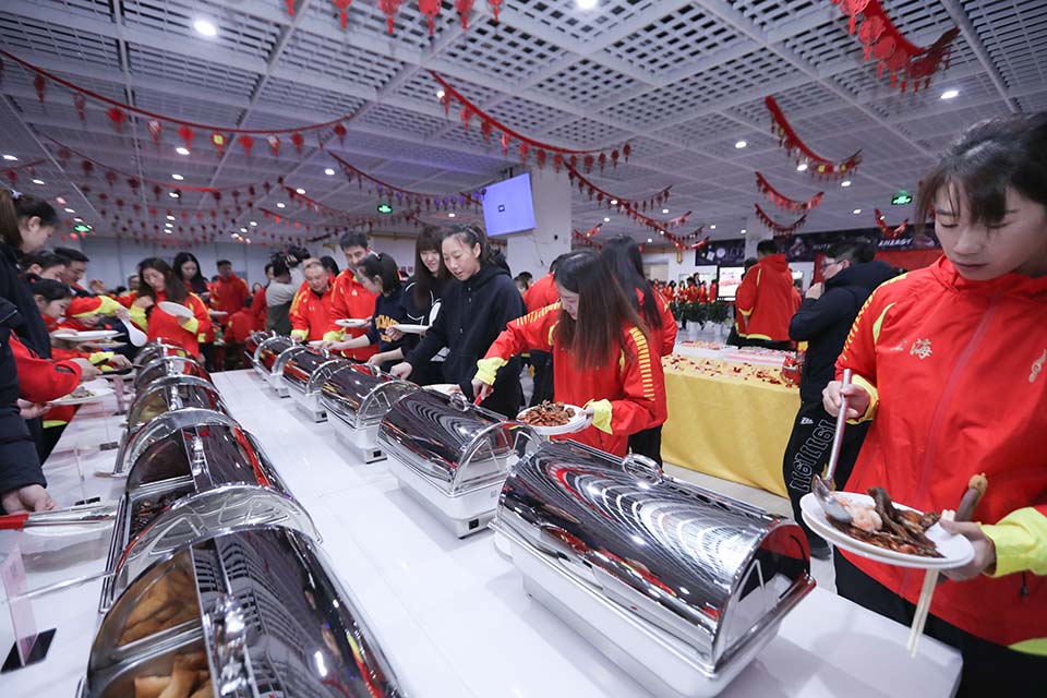 同吃年夜饭 共拜金牛年 2021年上海运动队贺新春活动举行.jpg