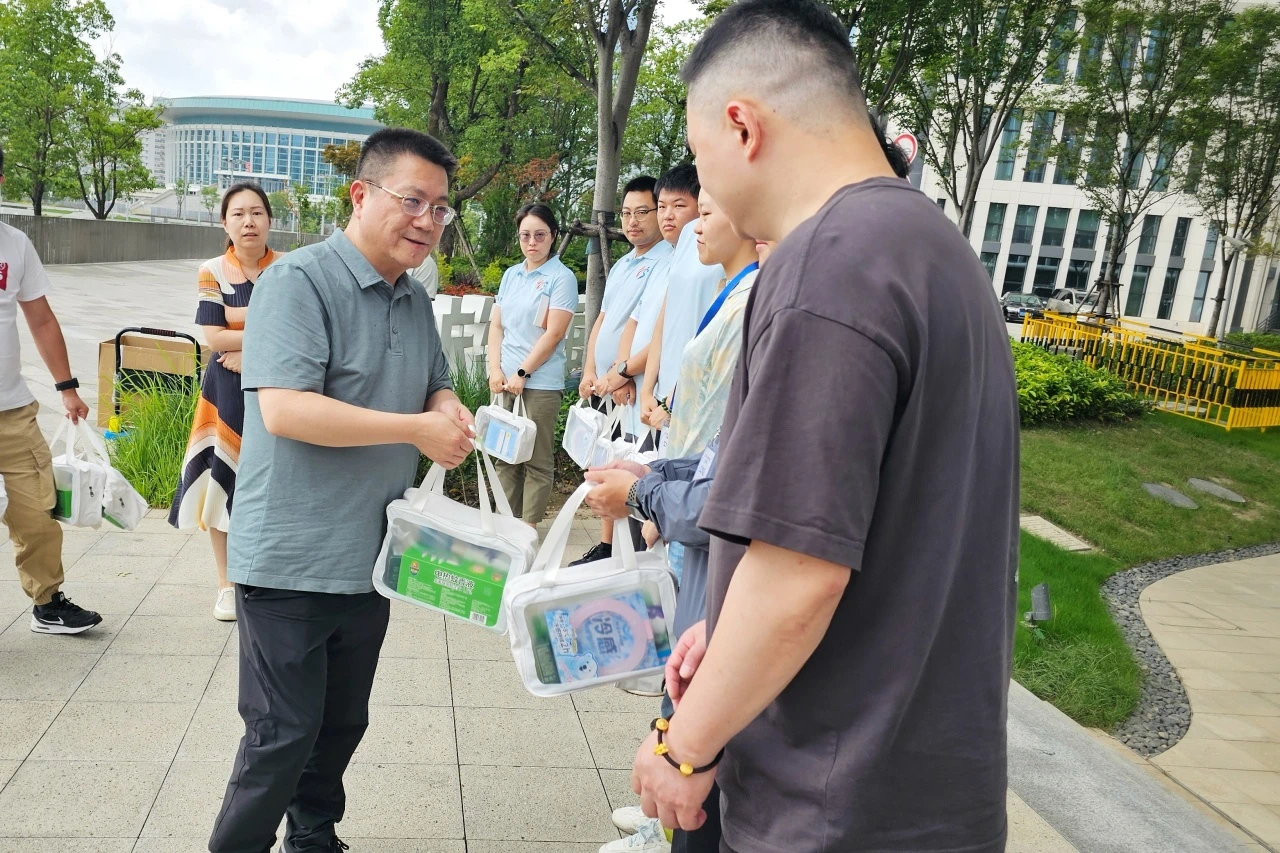 市体育局领导深入一线开展2025年高温慰问活动 (5).jpg