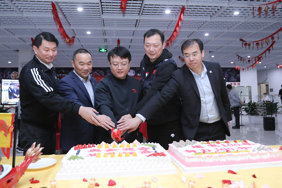 同吃年夜饭 共拜金牛年 2021年上海运动队贺新春活动举行.jpg