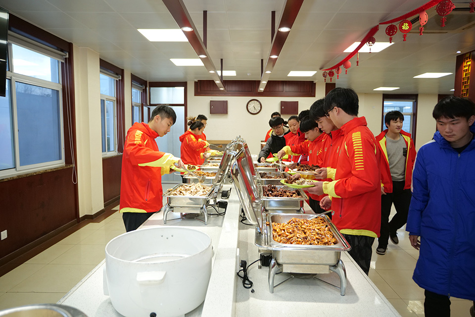 同吃年夜饭 共拜金牛年 2021年上海运动队贺新春活动举行.JPG