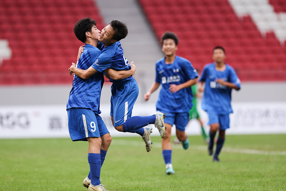 上海U15蓝队夺冠捧杯 首届上海明日之星冠军杯落幕 (3).jpg