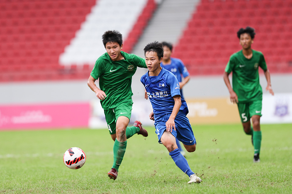 上海U15蓝队夺冠捧杯 首届上海明日之星冠军杯落幕 (4).jpg