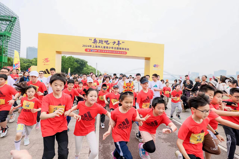 奔跑庆六一 申城青少年嗨动徐汇滨江 (3).jpg