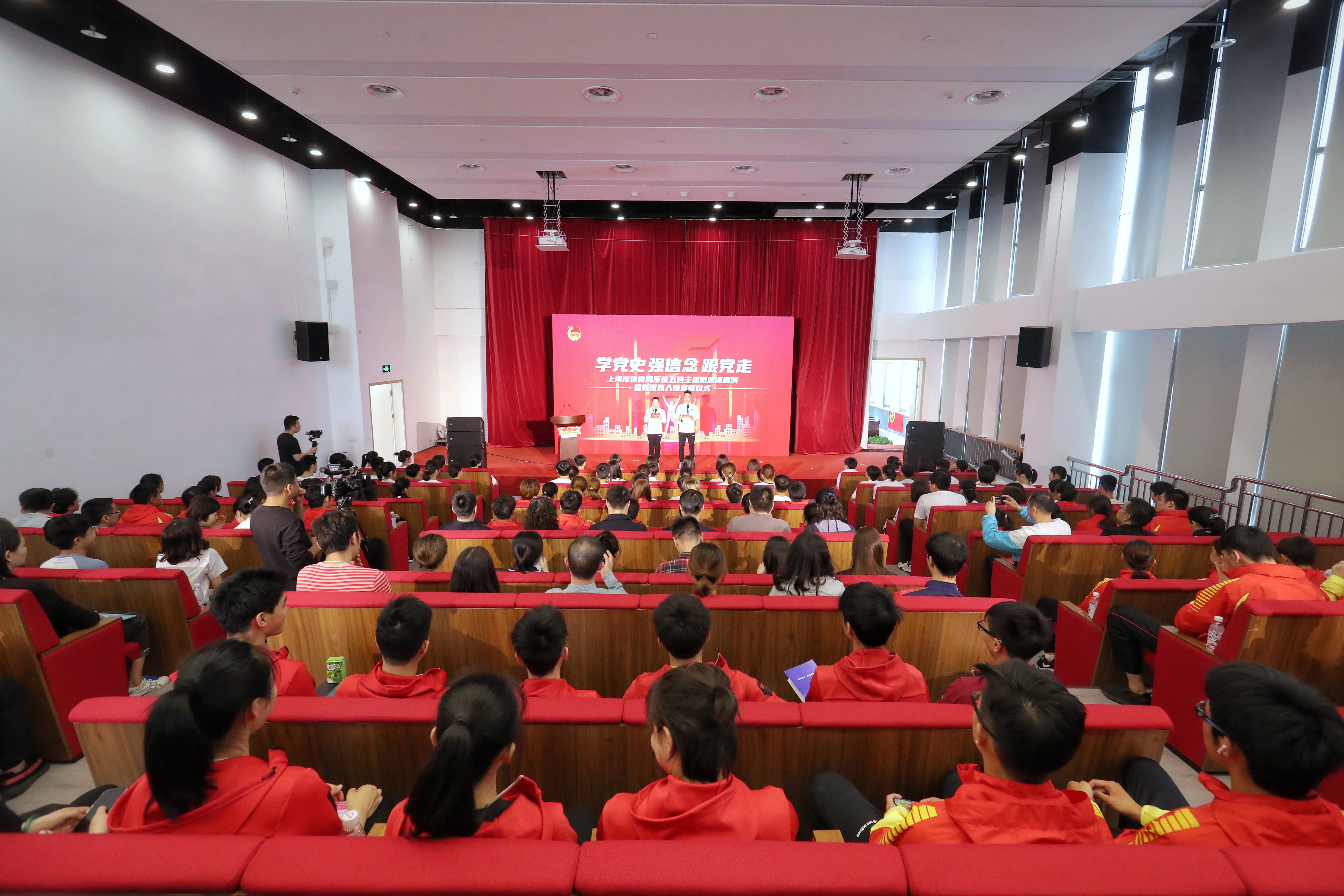 市体育局系统五四主题微团课展演暨新团员入团宣誓仪式举行.jpg