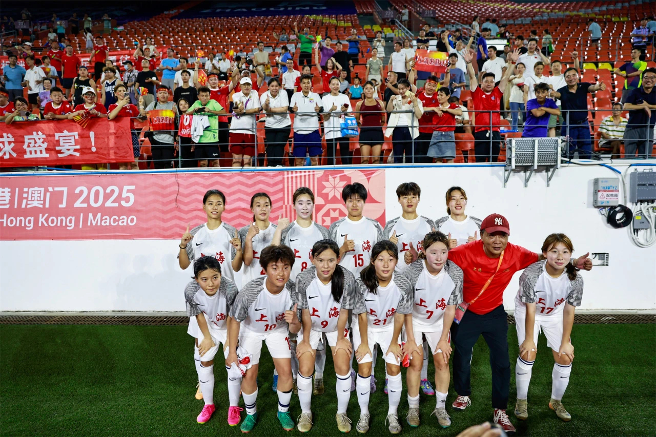 上海U18女足载誉返沪2.jpg