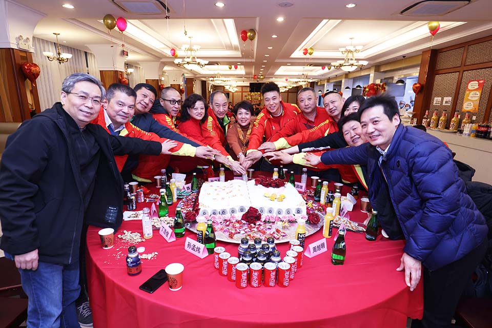 同吃年夜饭 共拜金牛年 2021年上海运动队贺新春活动举行.JPG