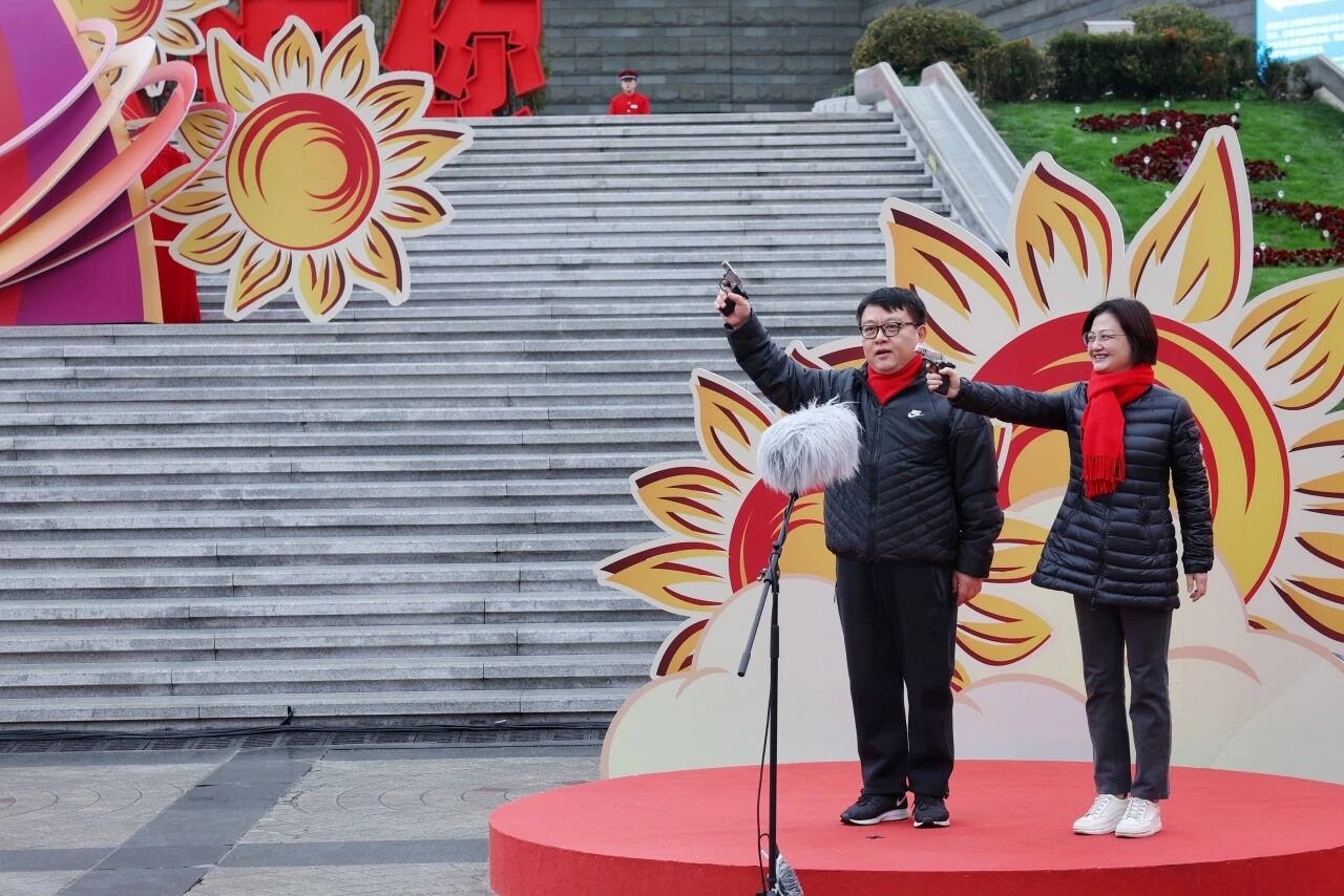 2026东方明珠元旦登高祝福跑活力开跑 (5).jpg