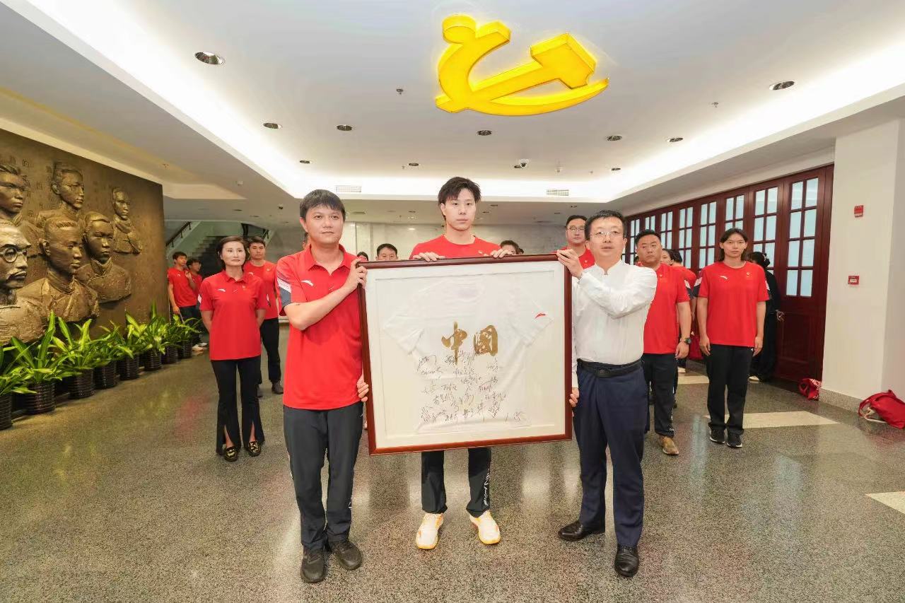 国家游泳队集体参观中共一大纪念馆和上海体育博物馆2.jpg