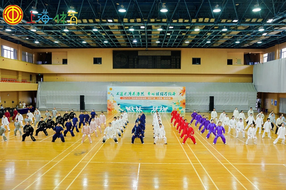 市体育局系统举行职工健身气功八段锦、拔河比赛 (2).jpg