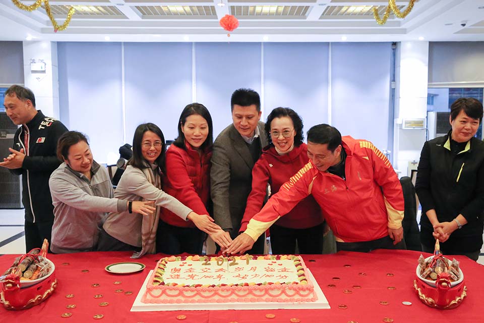 同吃年夜饭 共拜金牛年 2021年上海运动队贺新春活动举行.jpg